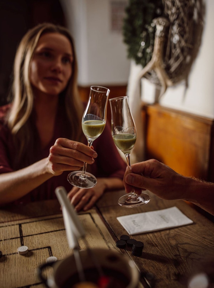 Anstoßen an einem Tisch mit gefüllten Gläsern