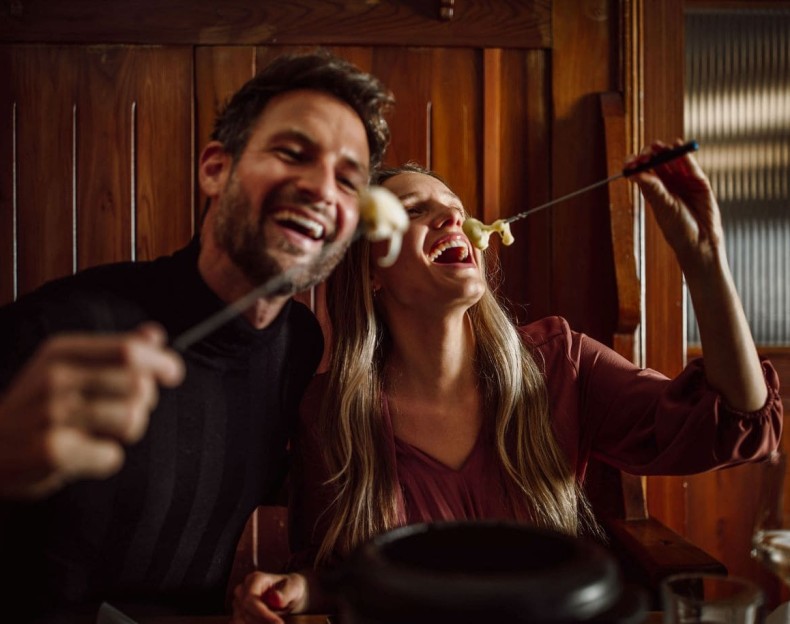 Paar genießt zusammen ein Fondueabend im Ennshof in Flachau
